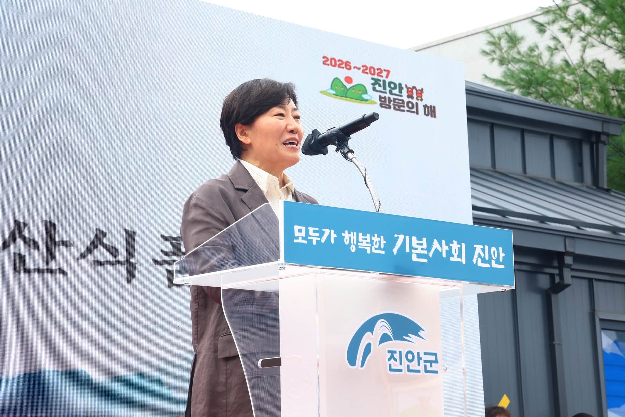 송미령 장관, 농어촌 기본소득 지급현장 방문