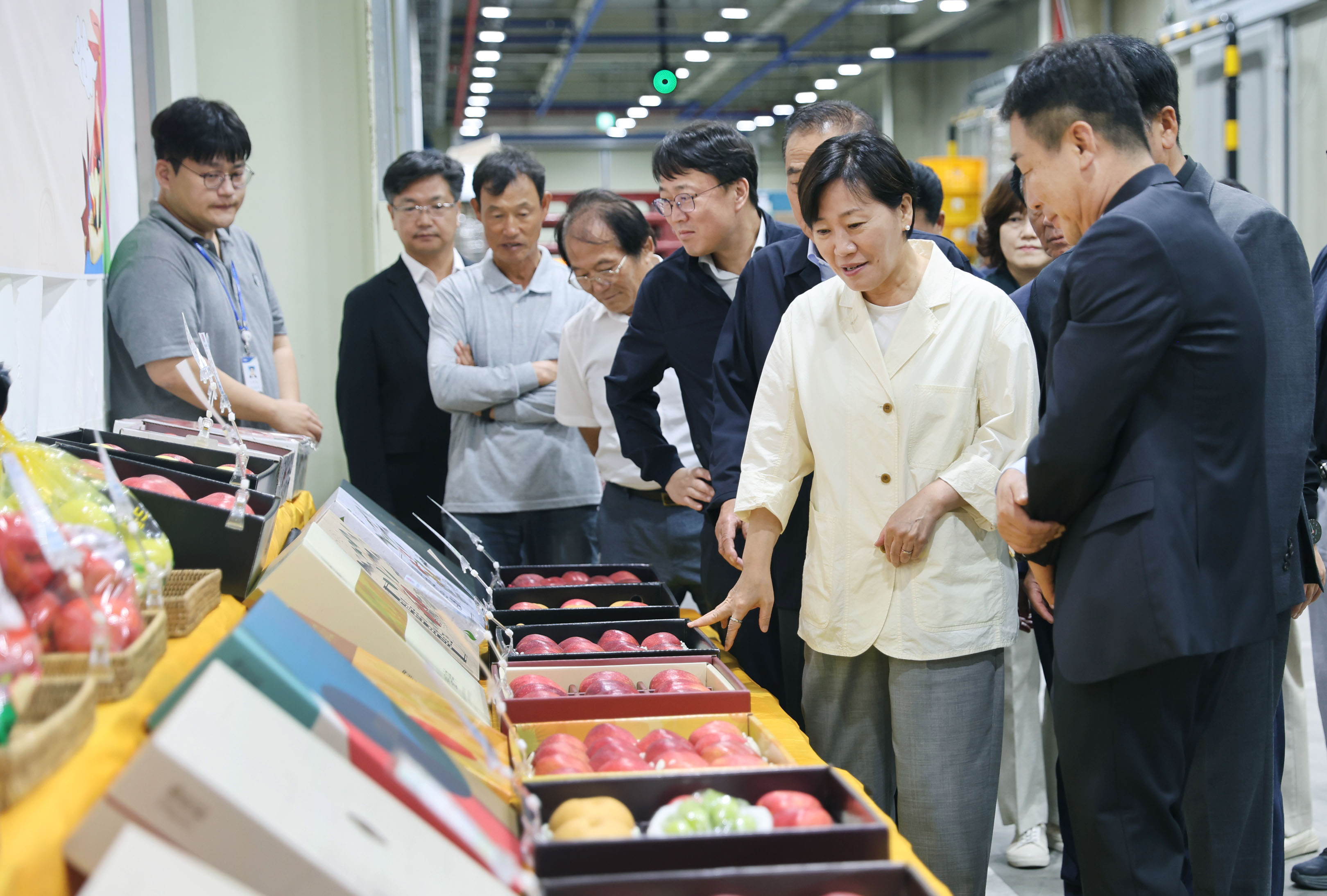 송미령 장관, 충북원예농협 과수 거점 산지유통센터(APC) 및 사과 재배농가 방문