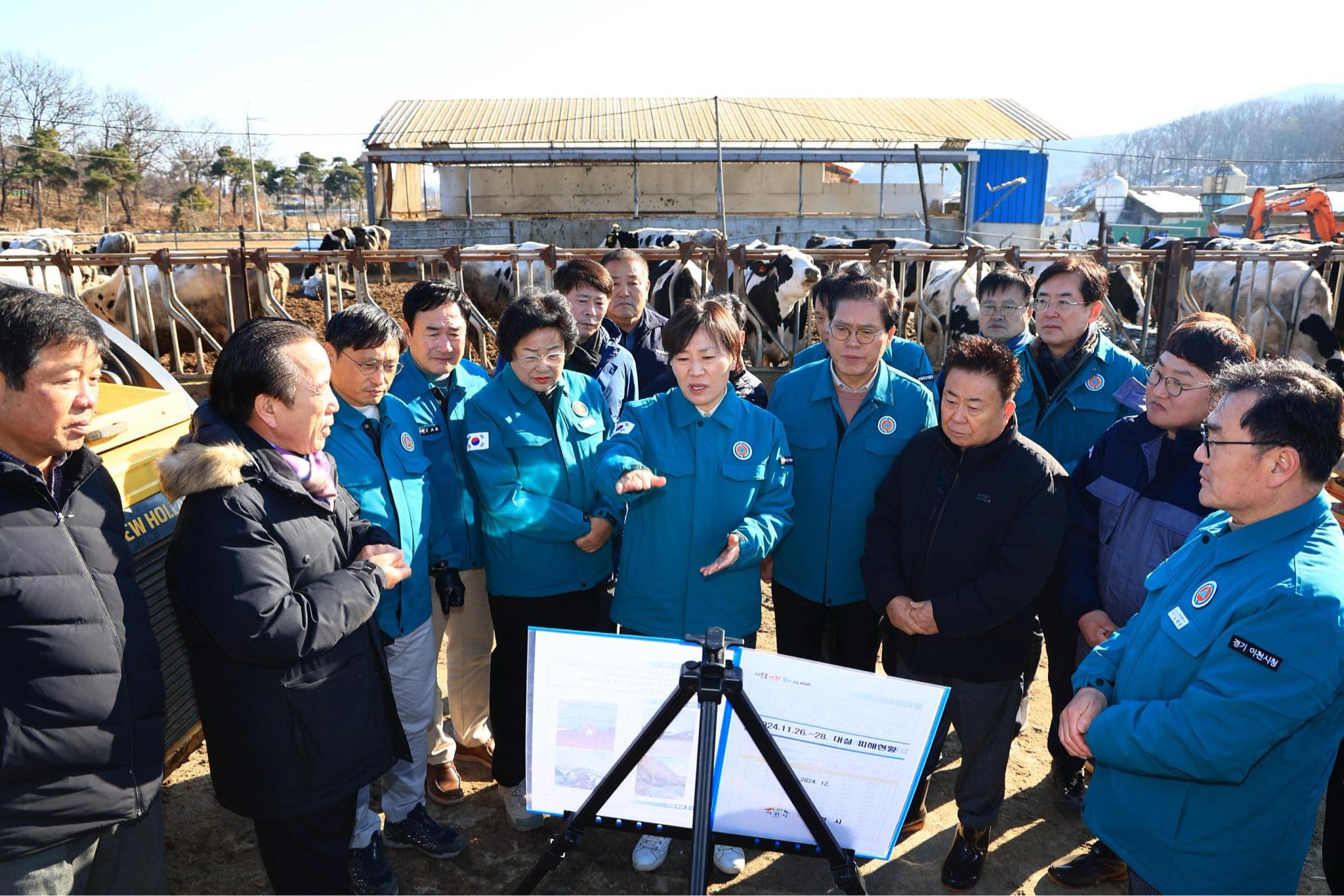 송미령 장관, 경기 이천 소재 축사 대설 피해·폭구 현황 점검