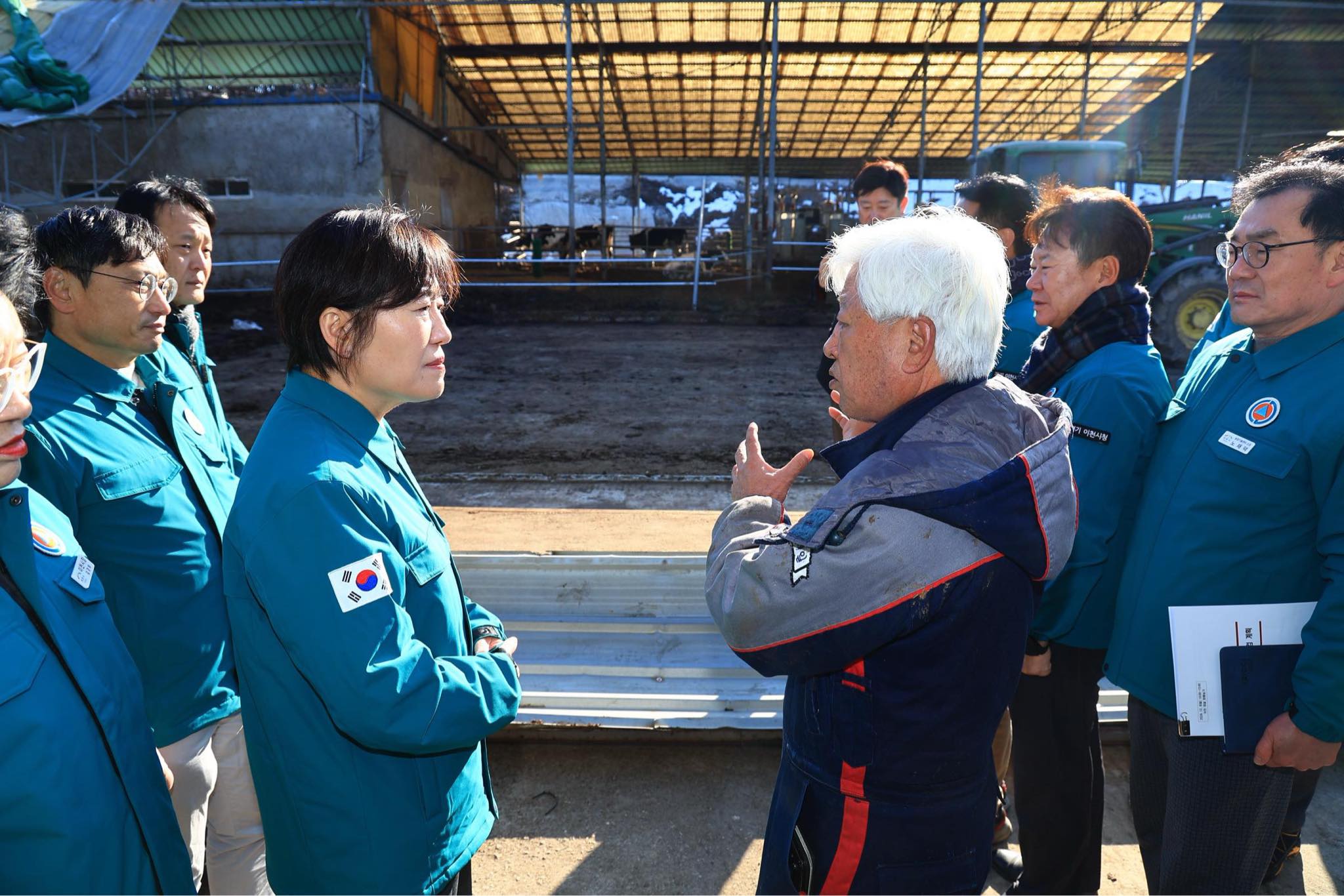 송미령 장관, 경기 이천 소재 축사 대설 피해·폭구 현황 점검