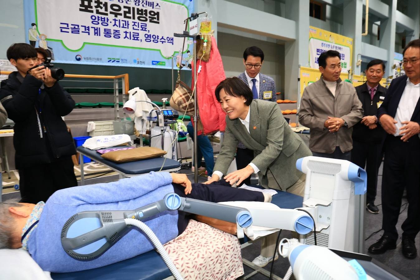 송미령 장관, 농촌 왕진버스 진료 현장 방문