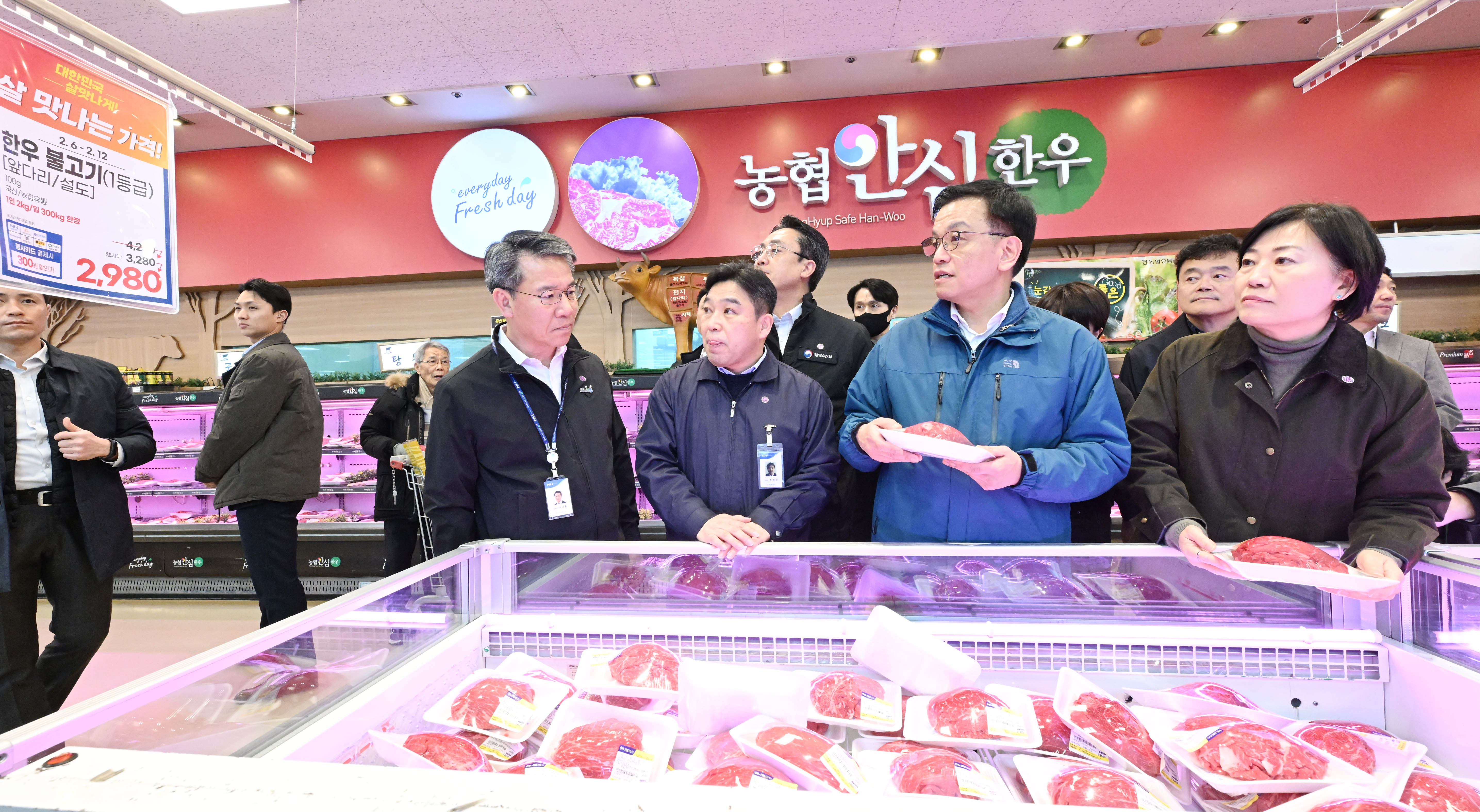 송미령 장관, 하나로마트 방문 및 민생경제점검회의 참석