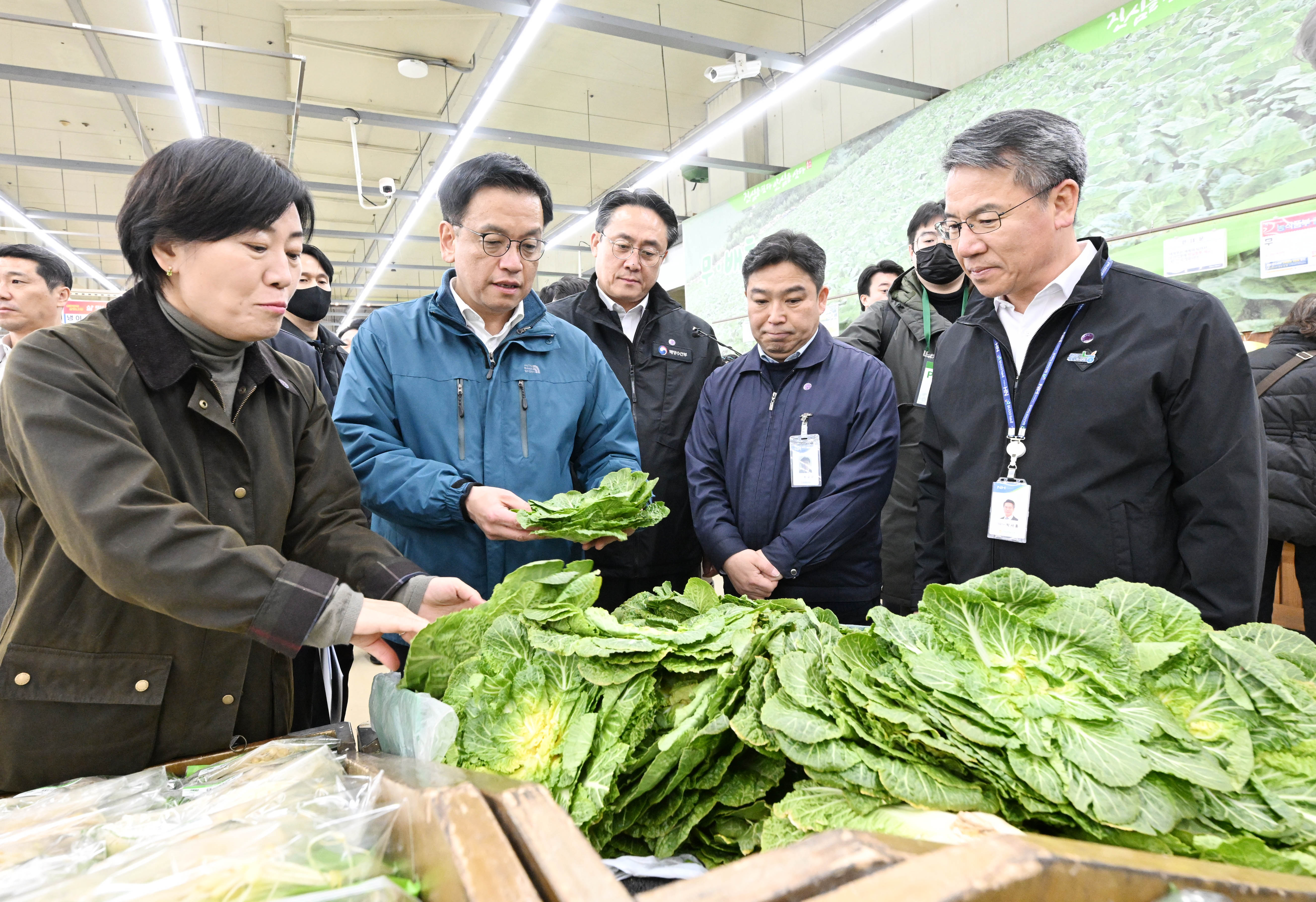 송미령 장관, 하나로마트 방문 및 민생경제점검회의 참석