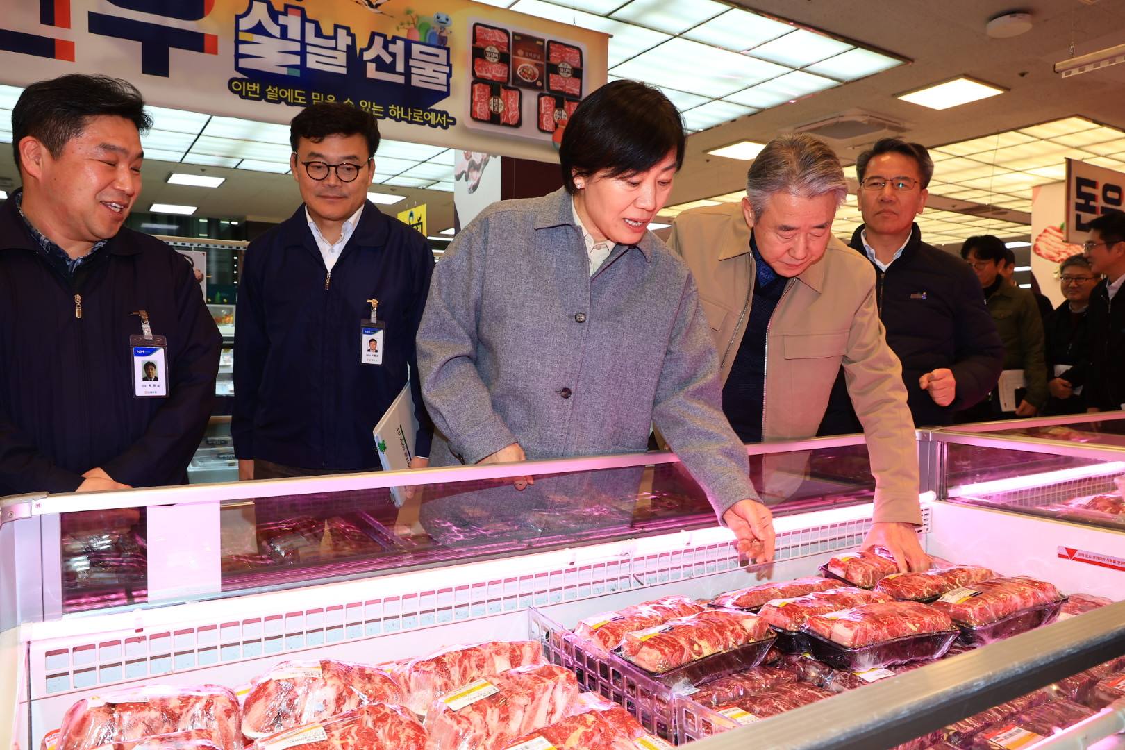 송미령 장관, 설 5일 앞두고 농협 하나로마트 양재점 찾아 성수품 동향 등 점검