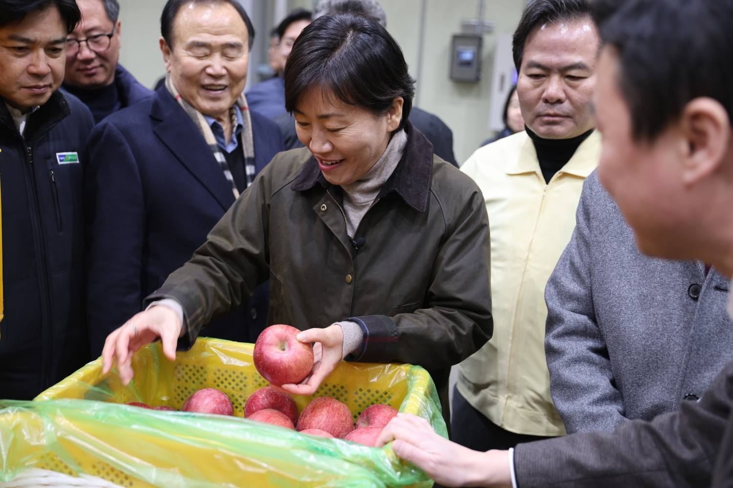 송미령 장관, 2025년산 사과 저장 상황 점검