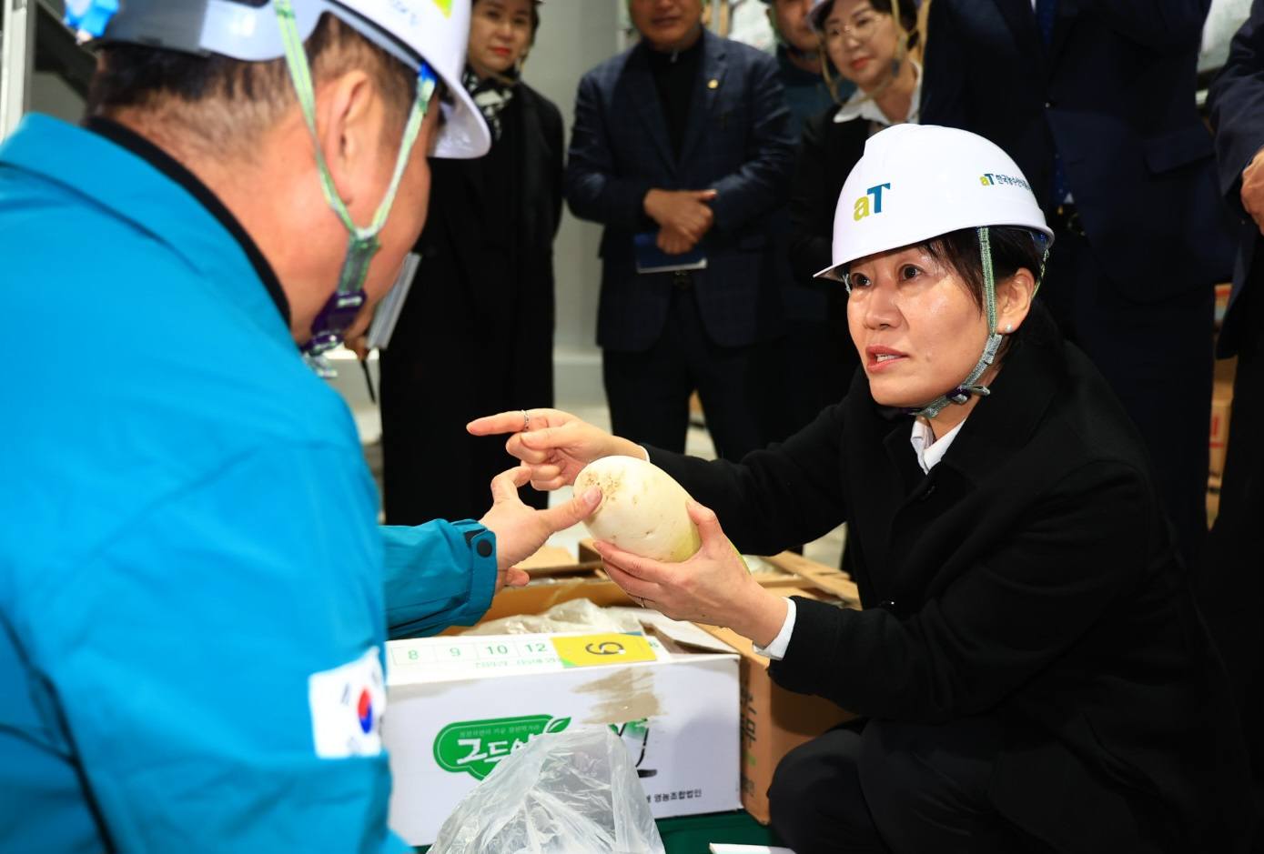 송미령 장관, 전남 장성 정부비축기지를 찾아 배추와 무 비축·출하 상황 등을 점검