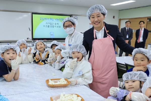 송미령 장관, 천안 가람초등학교를 찾아 일일 교사로 재능기부 THUMBNAIL