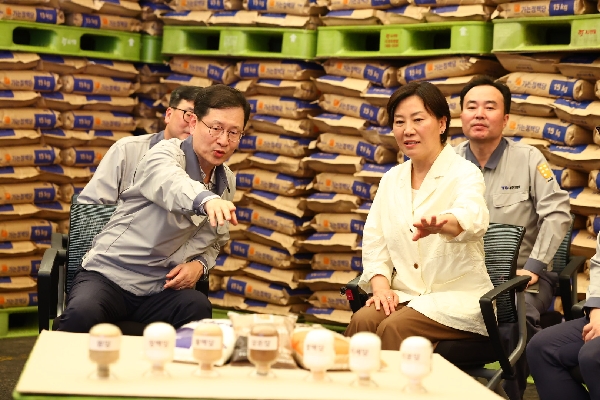 송미령 장관, 대한제당 인천제당공장을 방문해 업계 애로사항 청취 및 설탕 가격 동향 점검 THUMBNAIL