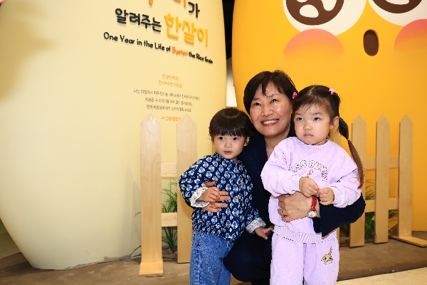 송미령 농림축산식품부 장관은 5월 2일(금) 경기도 수원시에 위치한 국립농업박물관을 방문하여 어린이날 행사 준비 상황을 점검하고, 어린이와 청소년 관람객들과 우리 농업‧농촌의 소중함을 공유하는 시간을 가졌습니다.