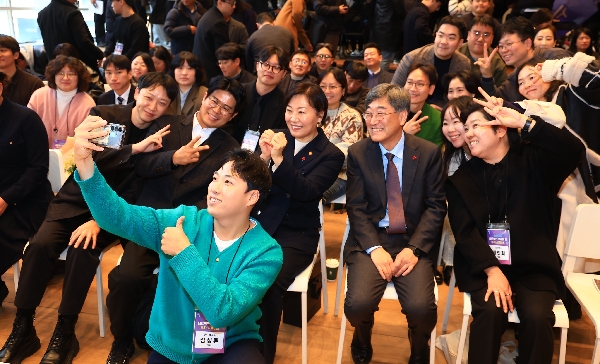 송미령 농림축산식품부 장관은 12월 18일(목) 서울 명동 커뮤니티 마실에서 개최된「농촌창업 네트워크 간담회 및 투자 쇼케이스」에 참석하였습니다.
